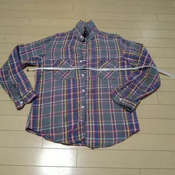 그레이 계열 체크 무늬 긴팔 셔츠