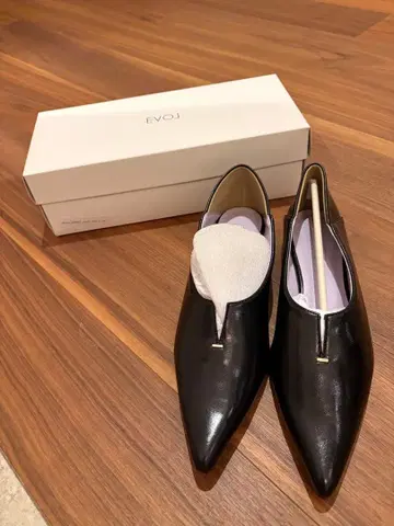 EVOL 블랙 V컷 펌프스