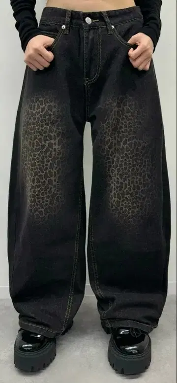 TRIFLE 레오파드 워시 커브 데님 팬츠