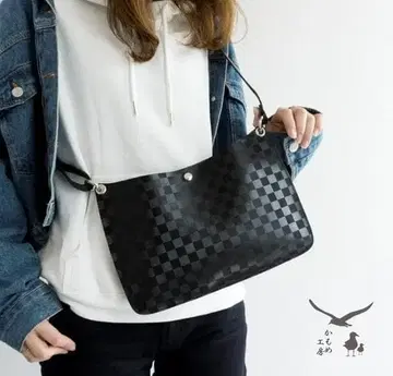 새상품 이탈리아 가죽 블랙 체크 무늬 숄더백