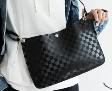 새상품 이탈리아 가죽 블랙 체크 무늬 숄더백