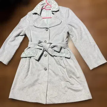 axes femme 레이스 카라 부착 그레이 트렌치코트