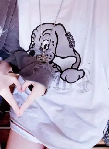 갈피 어둠에 물든 반팔 티셔츠