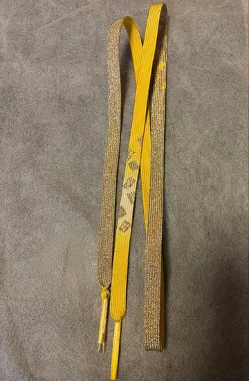 광택 있는 옐로우 컬러와 골드 컬러의 허리띠 미사용 보관품