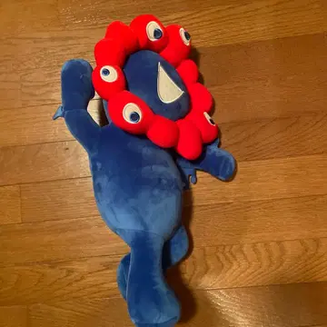 파란 봉제 인형 빨간 꽃 머리