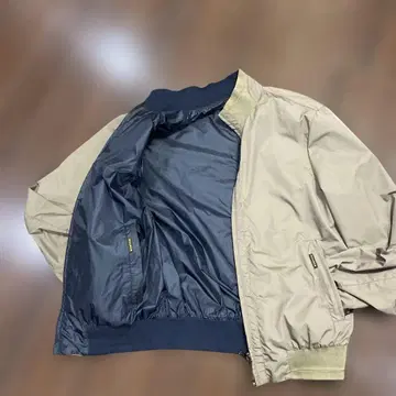 MoorER 베이지 네이비 리버서블 나일론 자켓