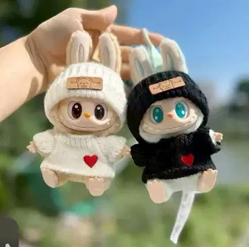 러브브 17cm 옷 갈아입기 모자 스웨터 블랙&화이트 2개 세트