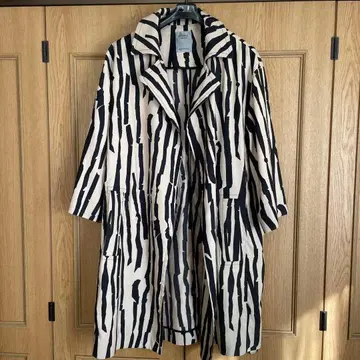 DAMA collection 스트라이프 트렌치코트