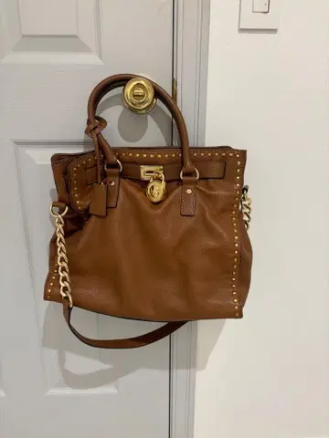 마지막 가격 인하 마이클코어스 스터드 숄더백