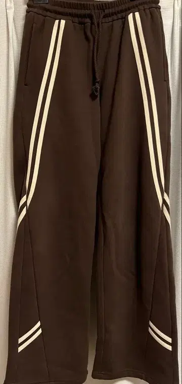 basement fg 헬로키티 맨투맨 브라운