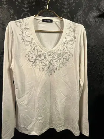 Tornado Mart 화이트 긴팔 티셔츠