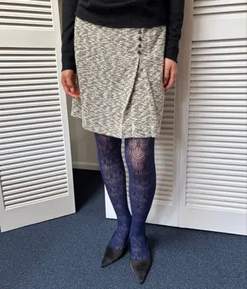 그레이 계열 버튼 타이트 스커트