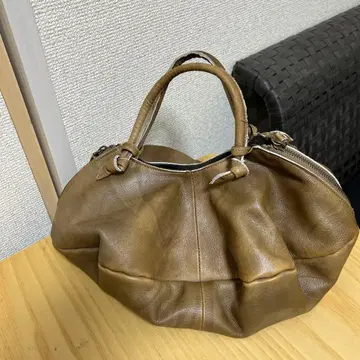 독특한 산 모양 브라운 가죽 핸드백