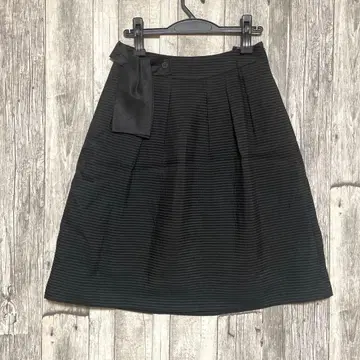 투 비 시크 [ 새상품급 ] 블랙 스트라이프 미디 스커트
