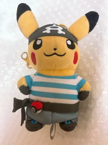 보스 놀이 부하 아쿠아단의 코스튬을 입은 피카츄 마스코트