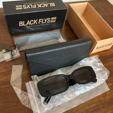 BLACK FLYS FLY DOVIE 스퀘어 블랙 그레이