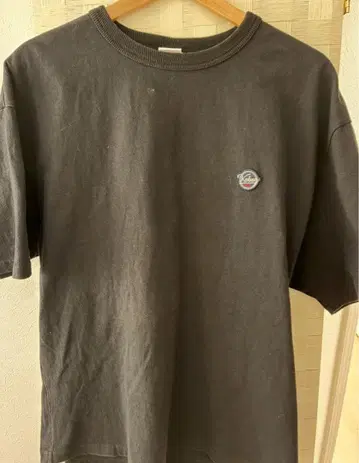 블랙 반팔 T셔츠 로고 포함