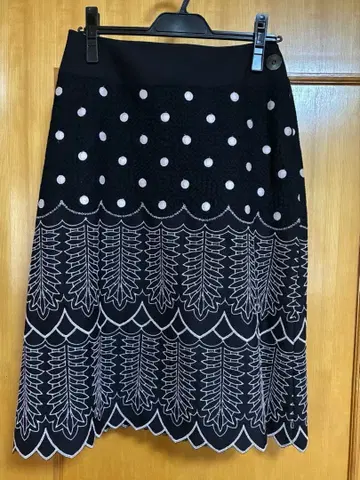 Sally Scott 무릎 아래 길이 자수 스커트 네이비