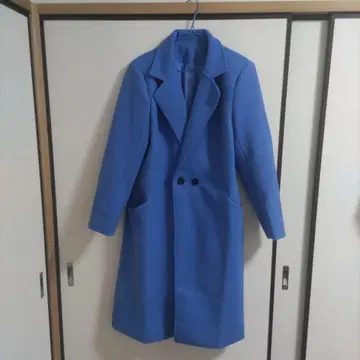 파란색 더블 버튼 롱 코트