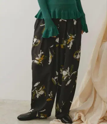 Libra Cue 플라워 페인트 코쿤 실루엣 팬츠