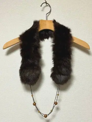 다크 브라운 퍼 넥 스톨 비즈 장식 결혼식