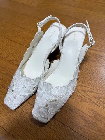 RANDA 플라워 컷 스트랩 펌프스