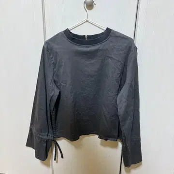 AMERI 다크 그레이 긴팔 티셔츠 플레어 소매