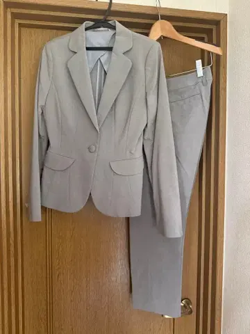 그레이 비즈니스 정장 ANCHOR WOMAN PERSON'S