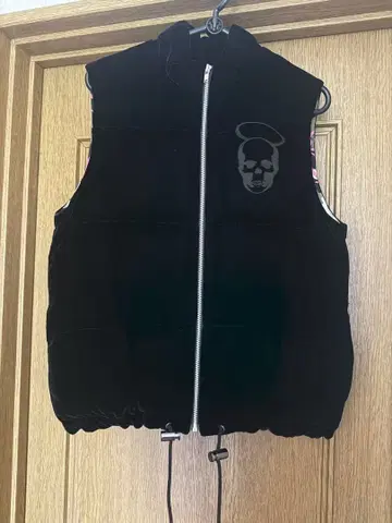 루시안 페라 니네 블랙 다운 베스트 스컬 프린트