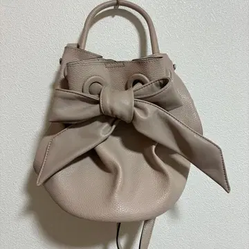 베이지 리본 포함 핸드백