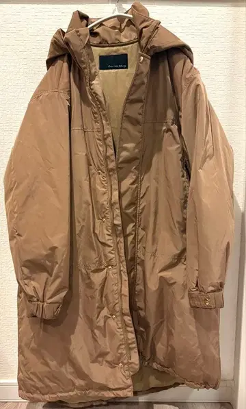 그린 레이블 릴랙싱 브라운 코트