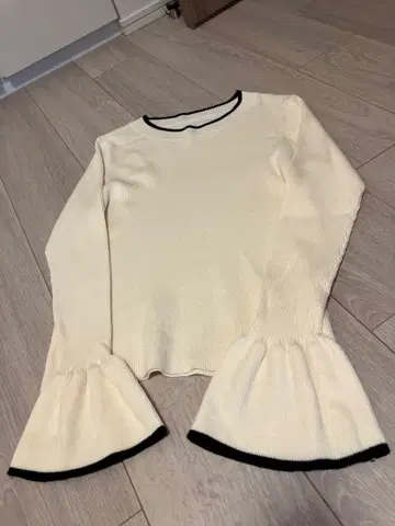 새상품 바이컬러 프릴 소매 성숙/러블리 니트