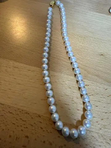 화이트 펄의 심플한 목걸이, 골드 클로징 포함.