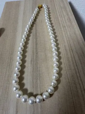 화이트 펄의 심플한 목걸이, 골드 클로징 포함.