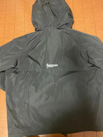 다크 그레이 나일론 자켓 후드 부착