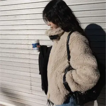 베이지 보아 무스탕 코트