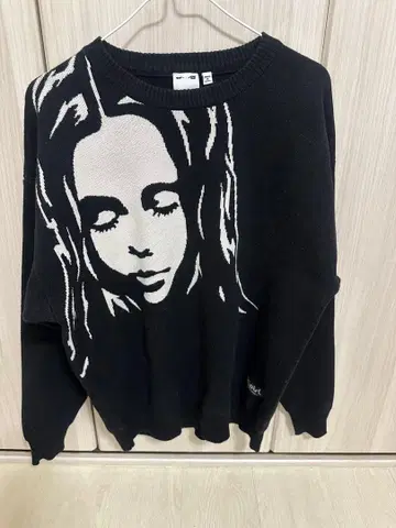 x-girl 얼굴 프린트 니트 스웨터