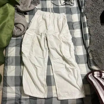 화이트 카고 팬츠 포켓 부착