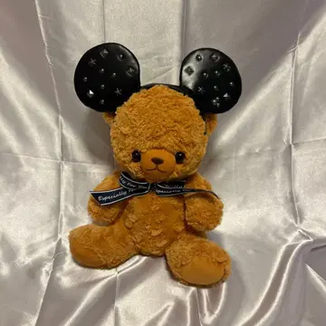 브라운색 곰 봉제 인형과 미키 귀