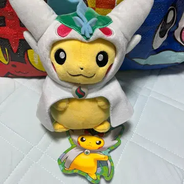 메가 엘르 판초를 입은 피카츄 봉제 인형
