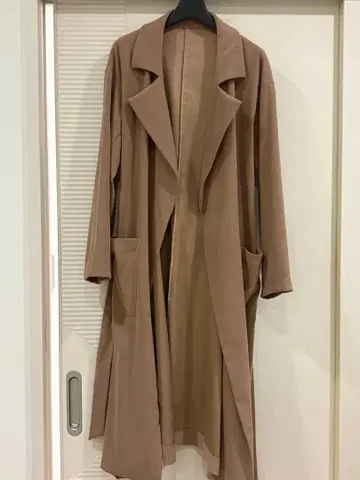 베이지 트렌치코트 허리 벨트 포함