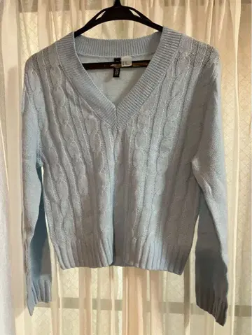 라이트 블루 케이블 니트 V넥 스웨터