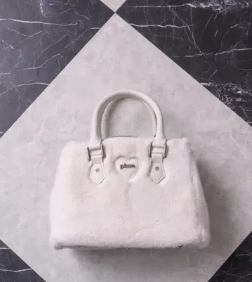 새상품 미사용 비쥬 체인 pium 하트 퍼 백 화이트