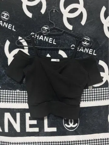 GYDA 블랙 오프숄더 반팔 상의