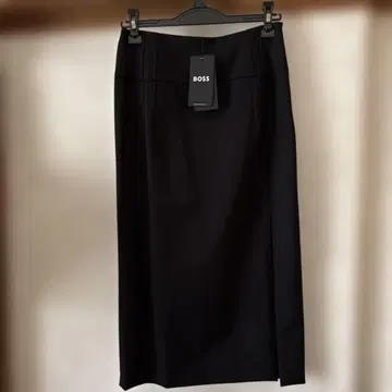 새상품 BOSS 블랙 타이트 스커트 슬릿 포함