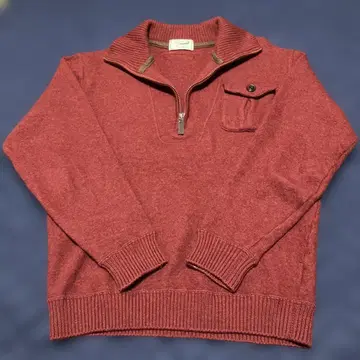 빨간색 지퍼 달린 하이넥 울 스웨터