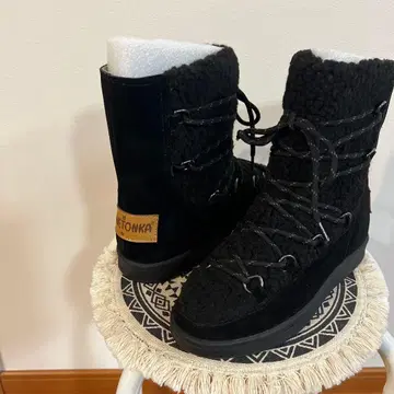 [ 미네통카 ] 새상품 레이스업 숏부츠 보아 캐주얼 블랙 익명 배송