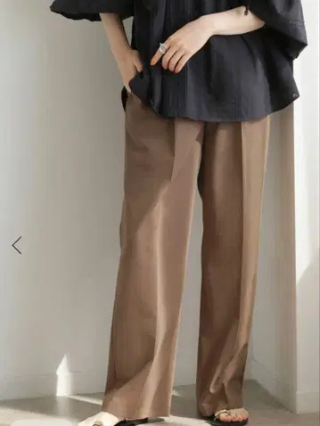 Spick and Span 드라이 시어 크로스 턱 팬츠