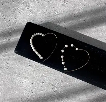 glow+ asymmetry heart hoop pierce_gold