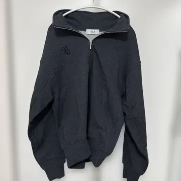 AER 다크 그레이 후드티